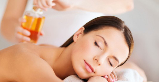Usando os óleos essenciais em massagens