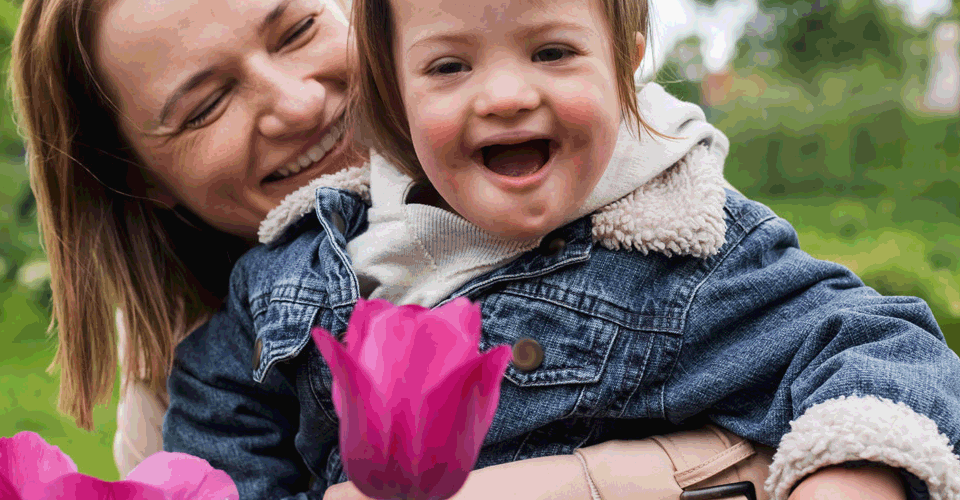 Crianças com deficiências e suas famílias bem cuidadas com os florais